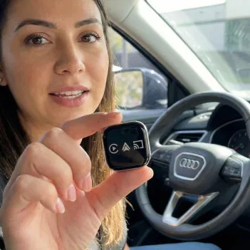 Driver using wireless CarPlay with DrivePair during a commute